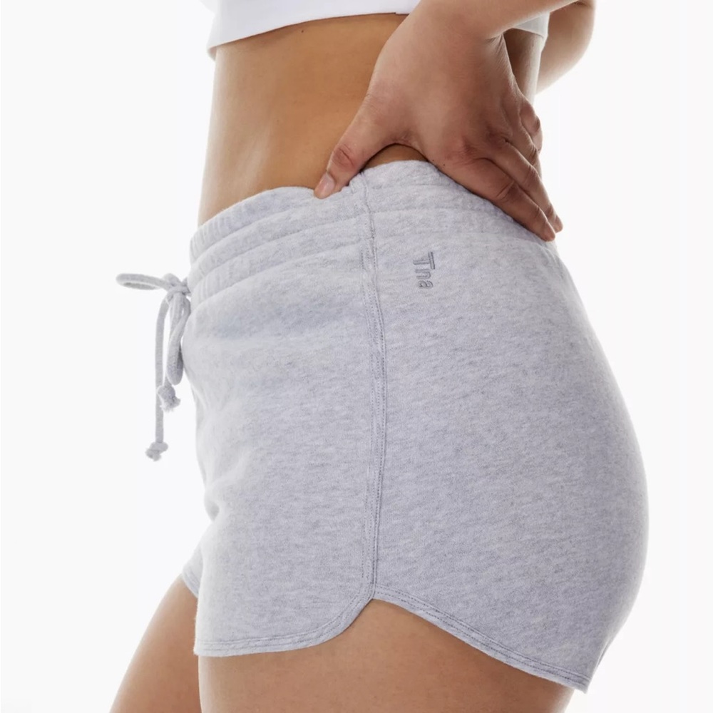 Aritzia TNA Cozy Boyfriend Dolphin 2" Short